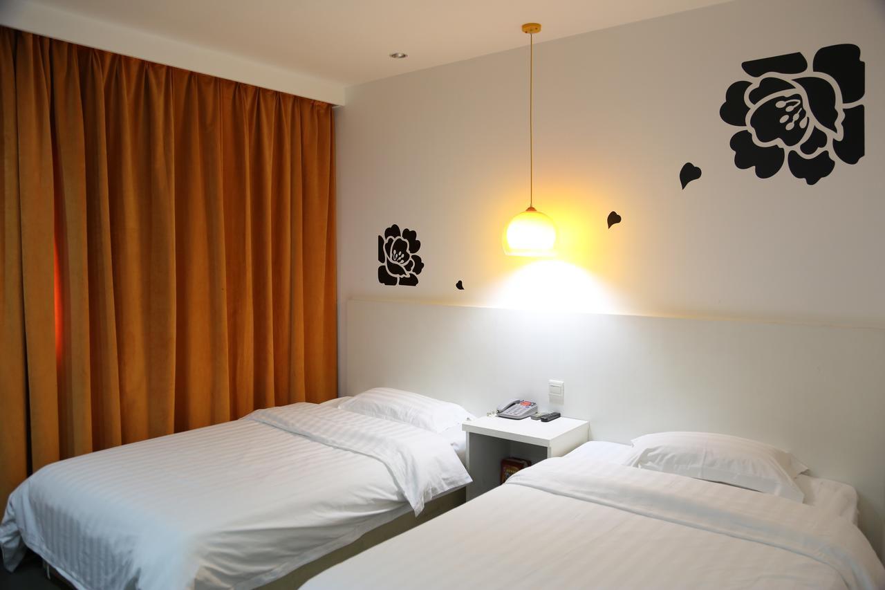 V8 Hotel Xilang Subway Branch Гуанчжоу Экстерьер фото