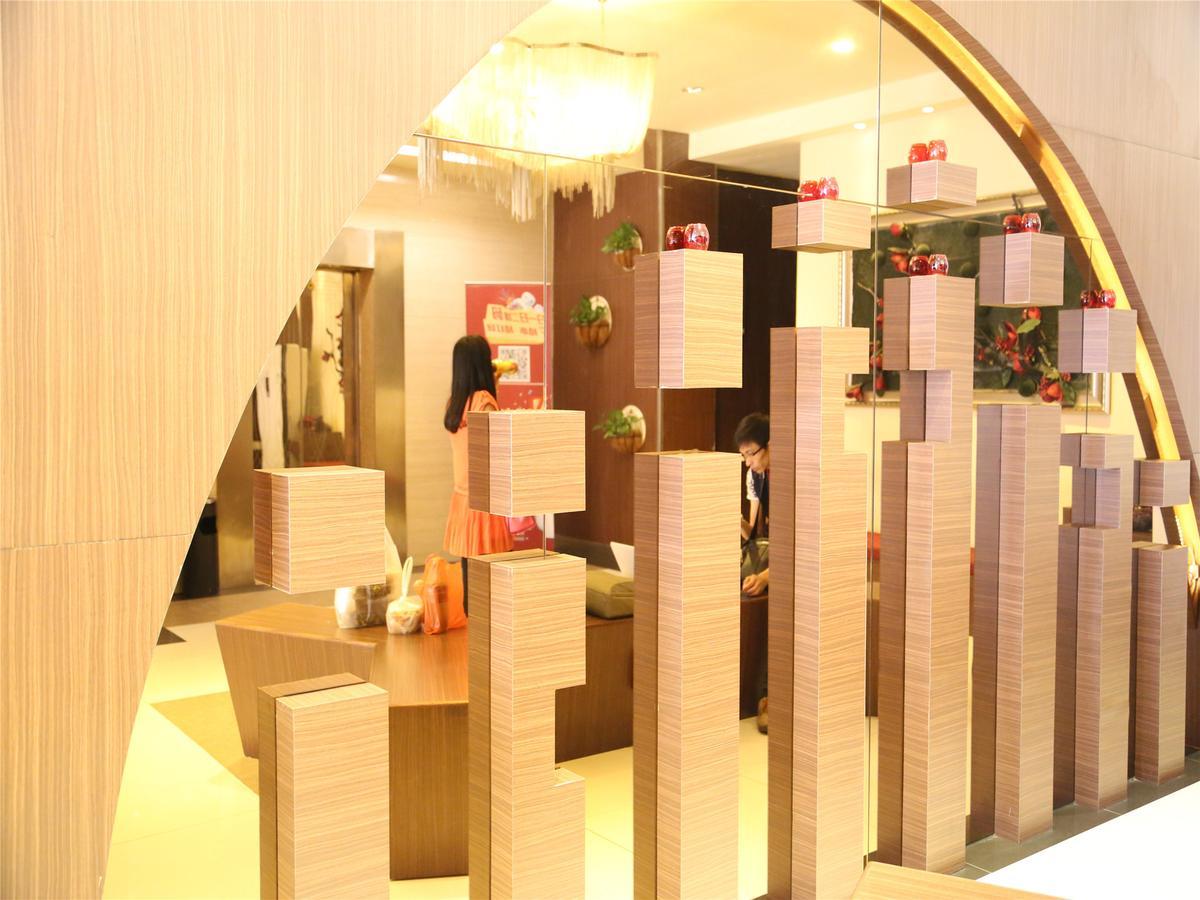 V8 Hotel Xilang Subway Branch Гуанчжоу Экстерьер фото